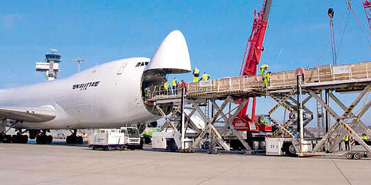 Weißes Boeing 747-Frachtflugzeug auf einer Abstellposition